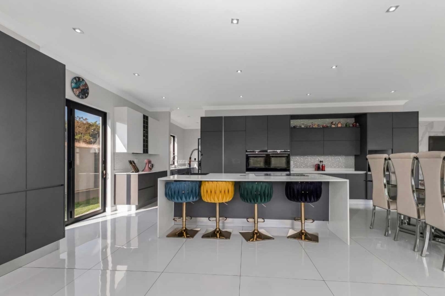 5 Bedroom Property for Sale in Cedar Creek Gauteng