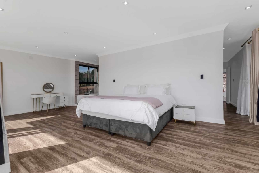5 Bedroom Property for Sale in Cedar Creek Gauteng