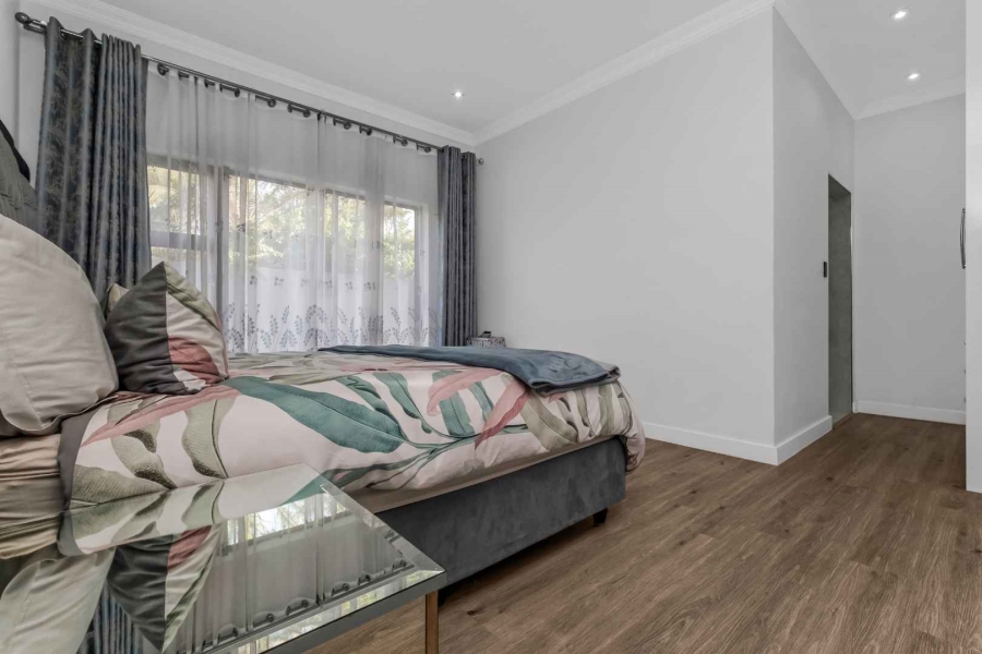 5 Bedroom Property for Sale in Cedar Creek Gauteng