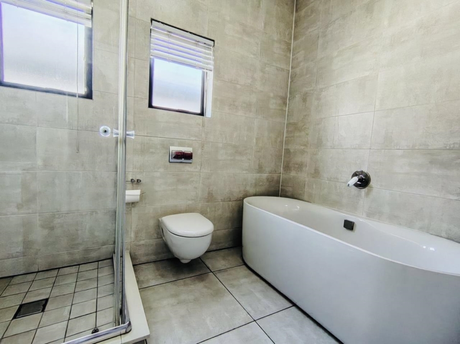 2 Bedroom Property for Sale in Waterfall Gauteng