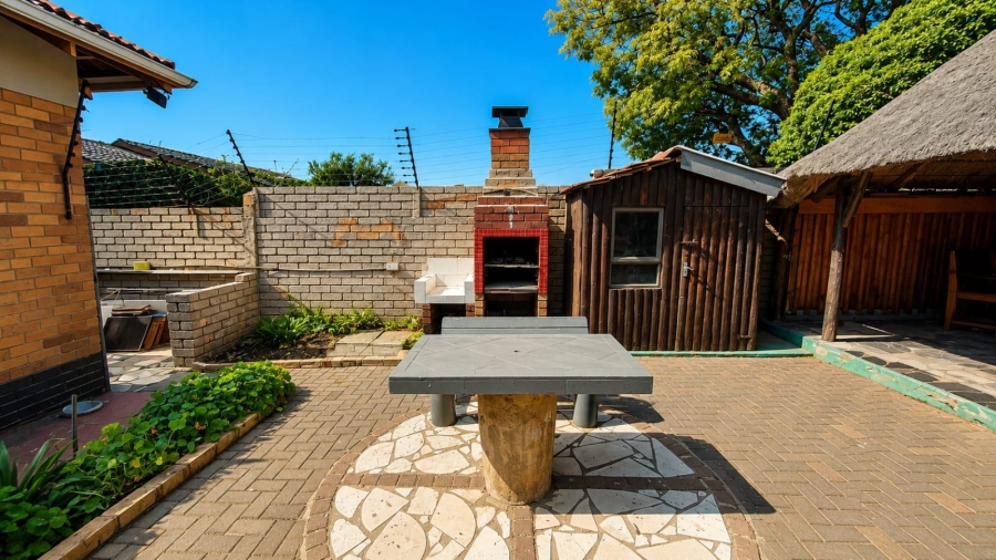 3 Bedroom Property for Sale in Linmeyer Gauteng