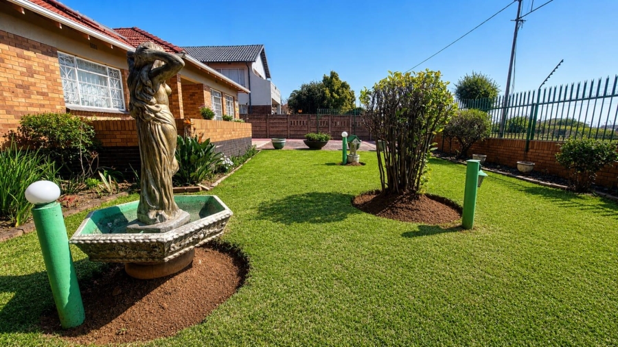 3 Bedroom Property for Sale in Linmeyer Gauteng