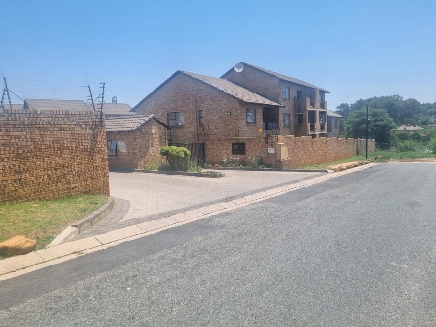 To Let 3 Bedroom Property for Rent in Corlett Gardens Gauteng