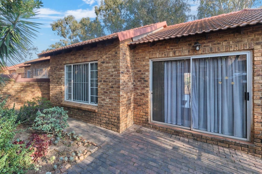 2 Bedroom Property for Sale in Wilgeheuwel Gauteng