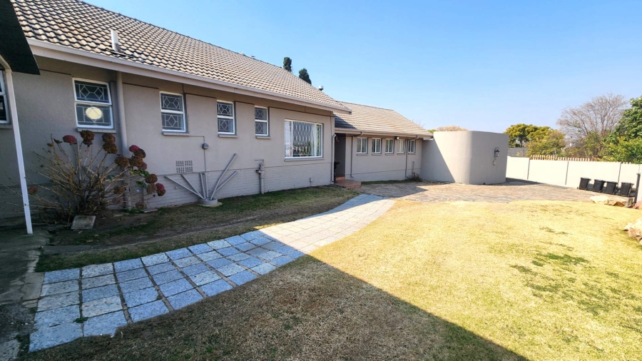 8 Bedroom Property for Sale in Victory Park Gauteng