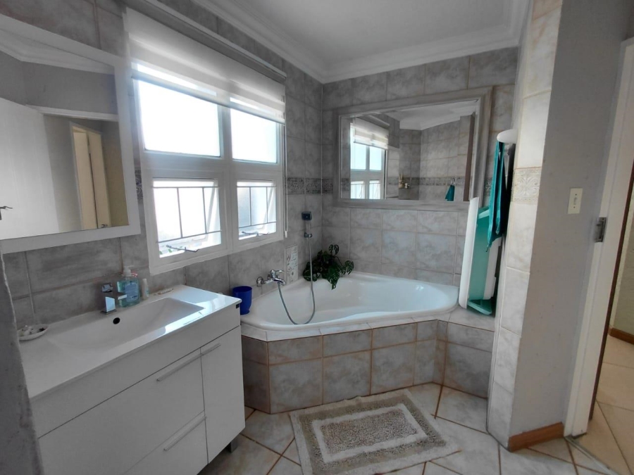 3 Bedroom Property for Sale in Beyerspark Gauteng