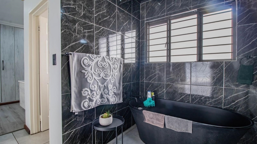 7 Bedroom Property for Sale in Brackenhurst Gauteng