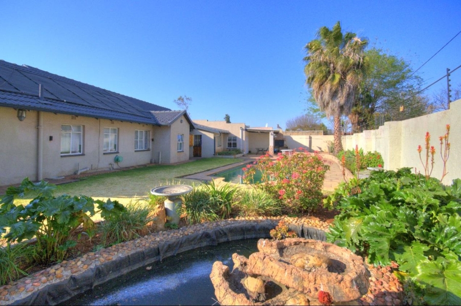 6 Bedroom Property for Sale in Brackenhurst Gauteng