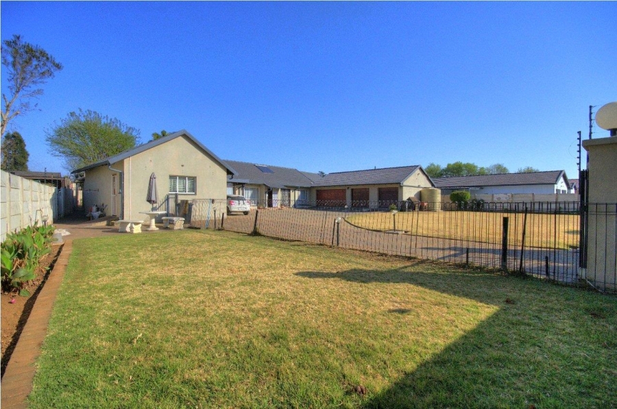 6 Bedroom Property for Sale in Brackenhurst Gauteng