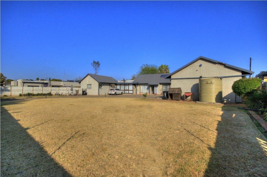 6 Bedroom Property for Sale in Brackenhurst Gauteng