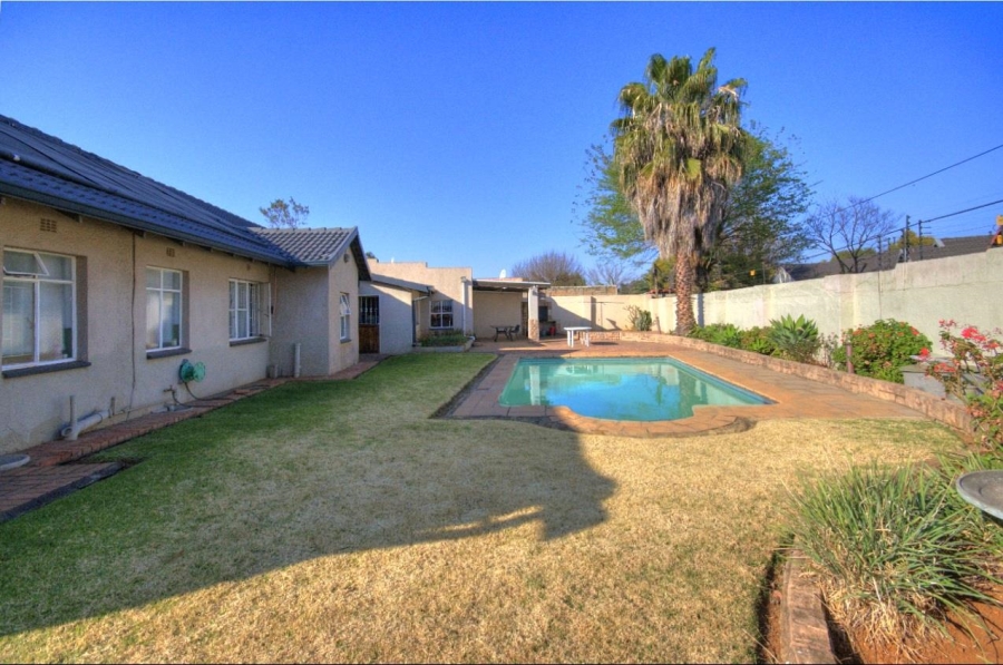 6 Bedroom Property for Sale in Brackenhurst Gauteng