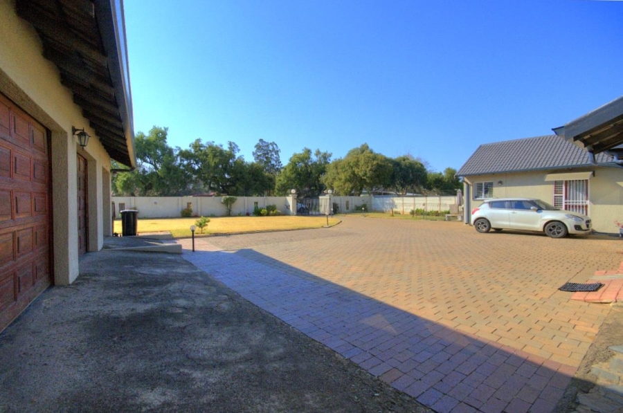 6 Bedroom Property for Sale in Brackenhurst Gauteng