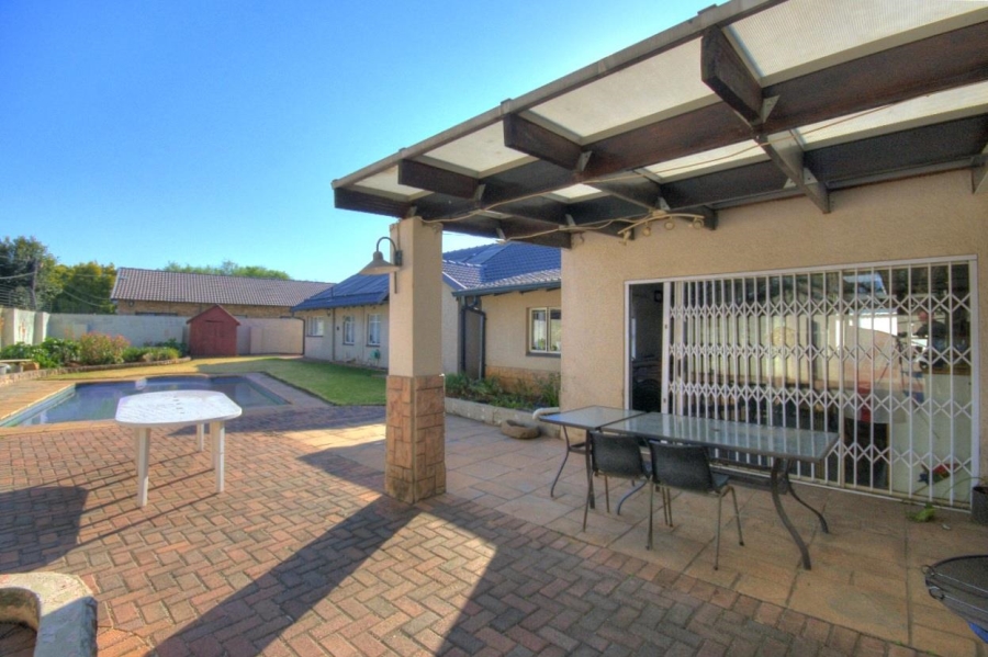 6 Bedroom Property for Sale in Brackenhurst Gauteng