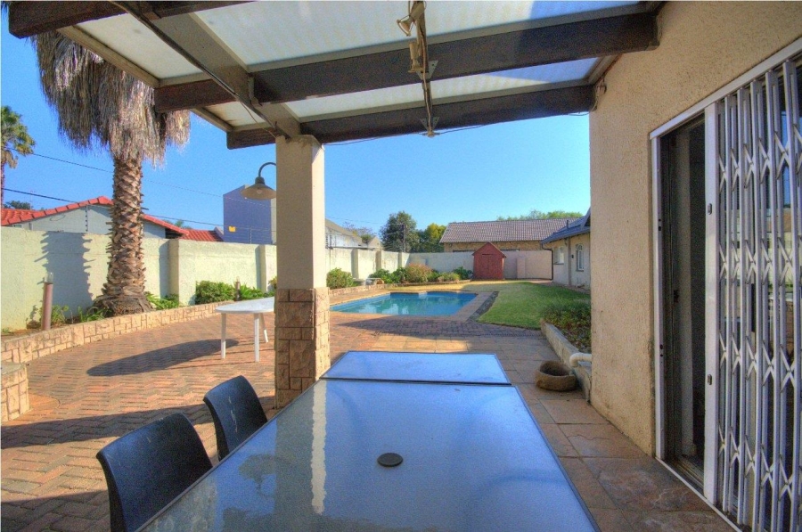 6 Bedroom Property for Sale in Brackenhurst Gauteng