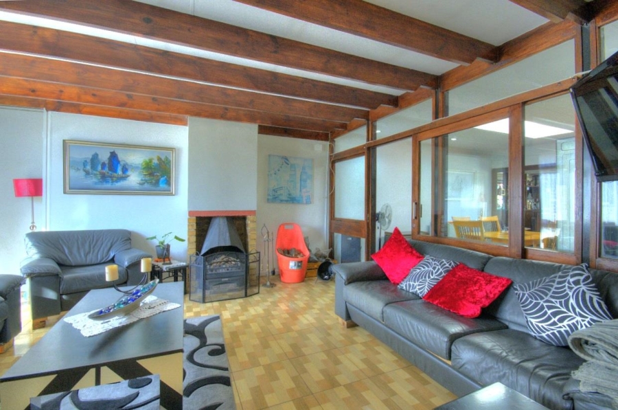 6 Bedroom Property for Sale in Brackenhurst Gauteng