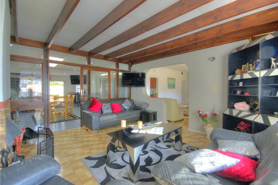 6 Bedroom Property for Sale in Brackenhurst Gauteng