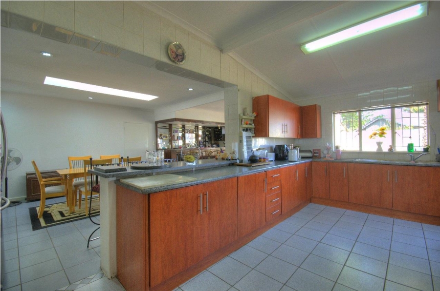 6 Bedroom Property for Sale in Brackenhurst Gauteng