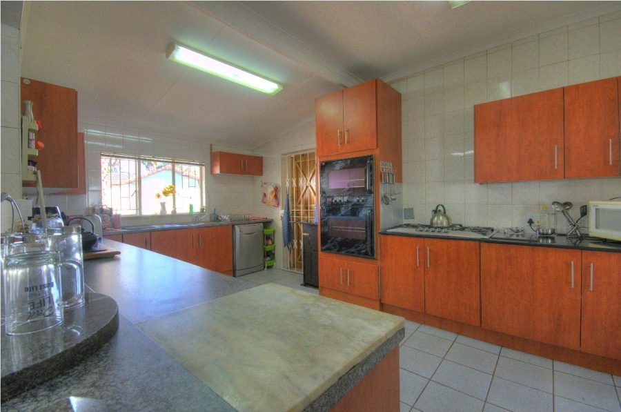 6 Bedroom Property for Sale in Brackenhurst Gauteng