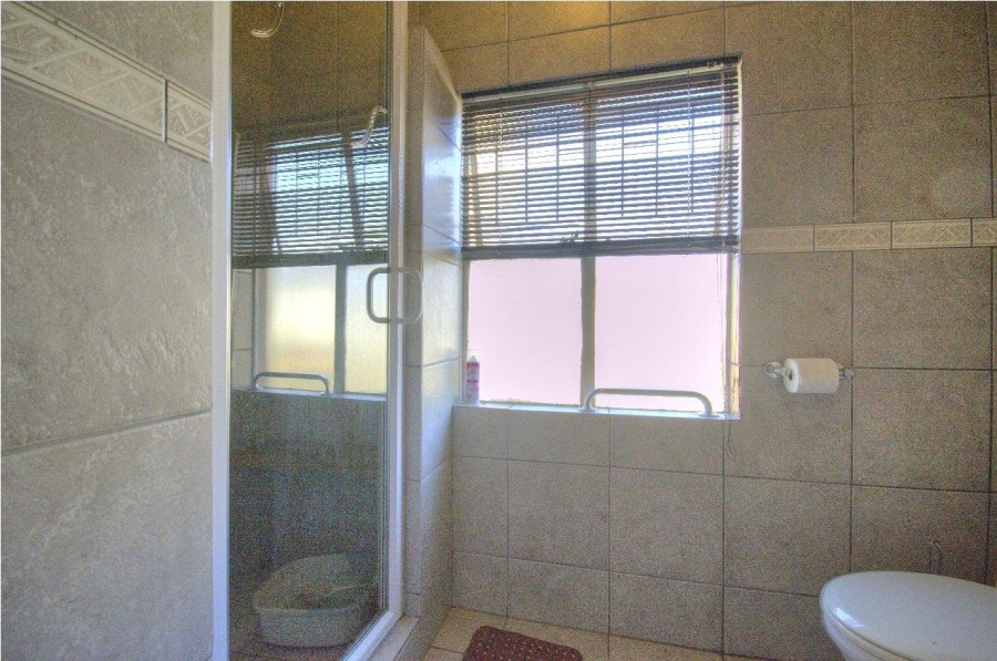 6 Bedroom Property for Sale in Brackenhurst Gauteng