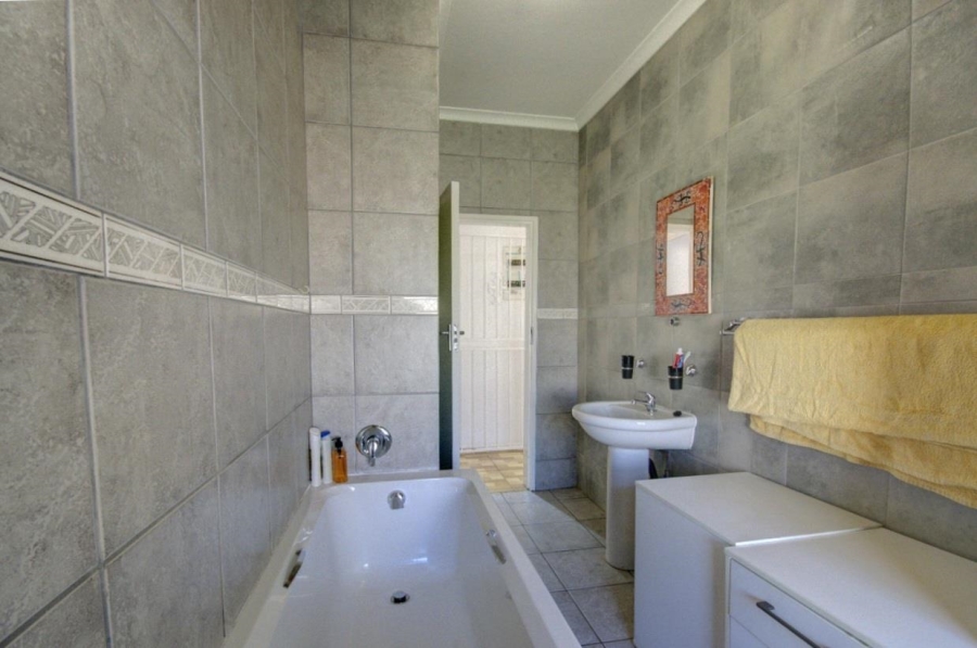 6 Bedroom Property for Sale in Brackenhurst Gauteng