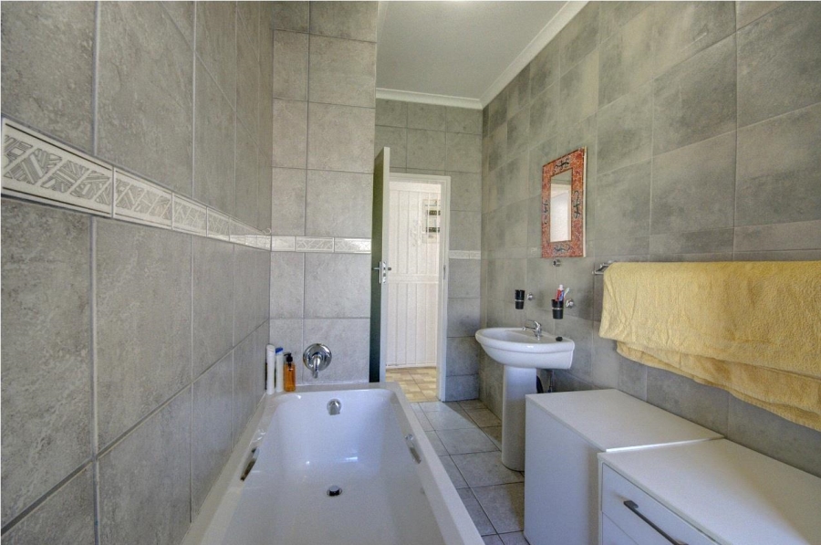 6 Bedroom Property for Sale in Brackenhurst Gauteng