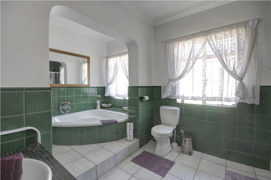 6 Bedroom Property for Sale in Brackenhurst Gauteng