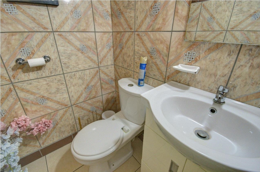 6 Bedroom Property for Sale in Brackenhurst Gauteng