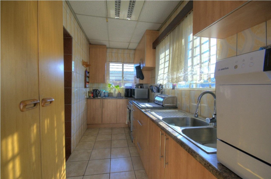 6 Bedroom Property for Sale in Brackenhurst Gauteng