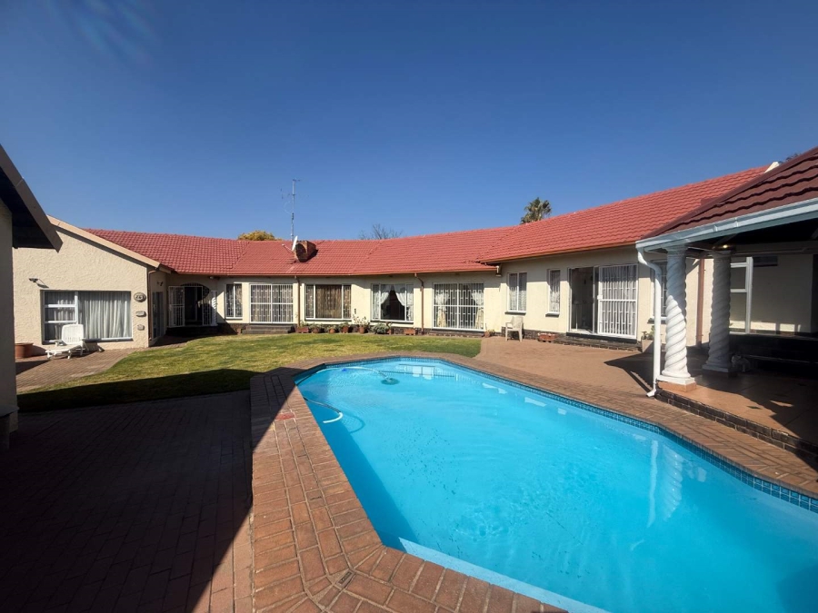 5 Bedroom Property for Sale in Glen Marais Gauteng