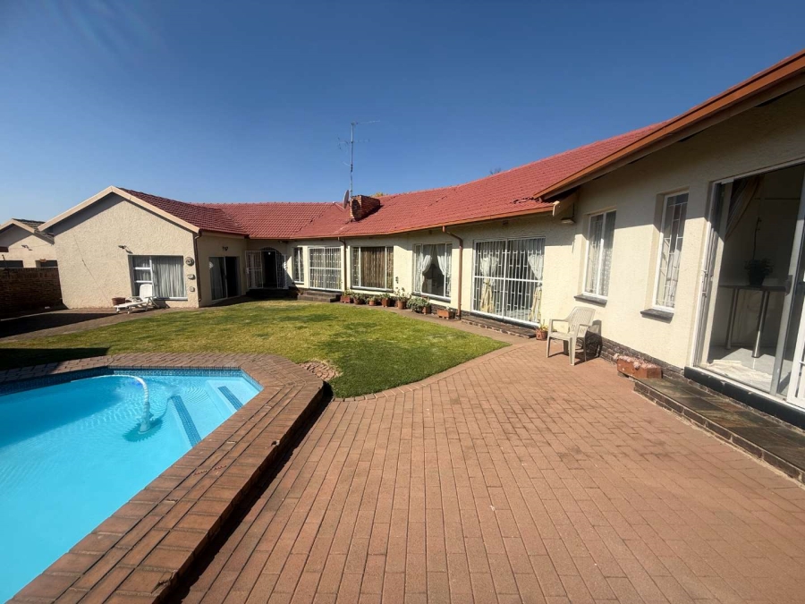 5 Bedroom Property for Sale in Glen Marais Gauteng