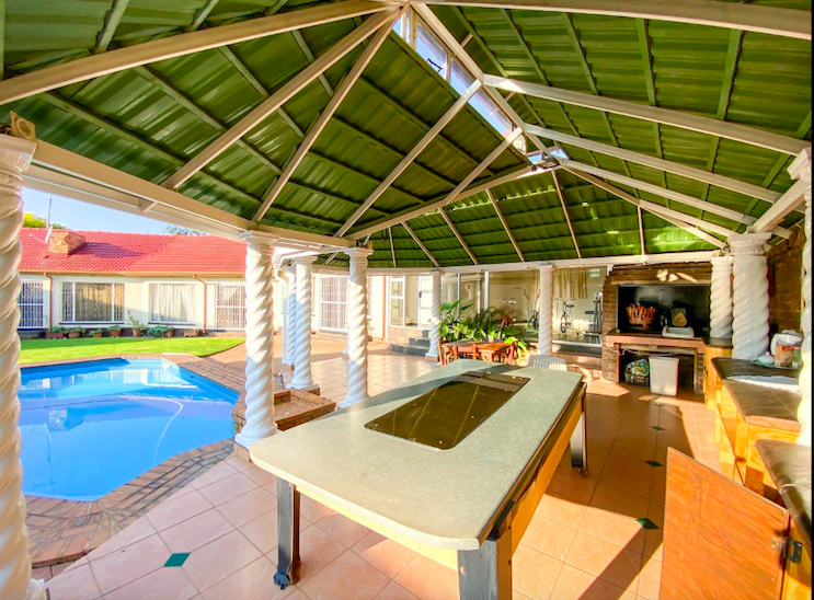 5 Bedroom Property for Sale in Glen Marais Gauteng