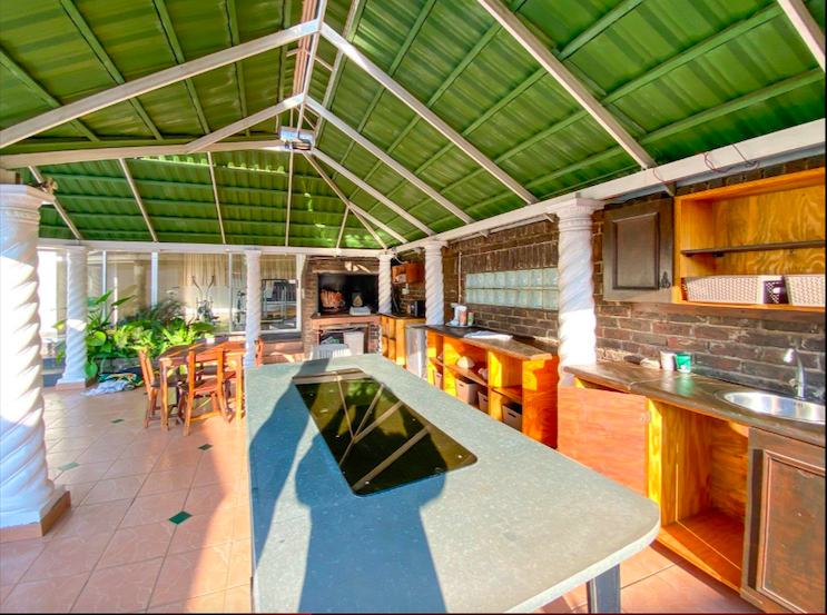 5 Bedroom Property for Sale in Glen Marais Gauteng
