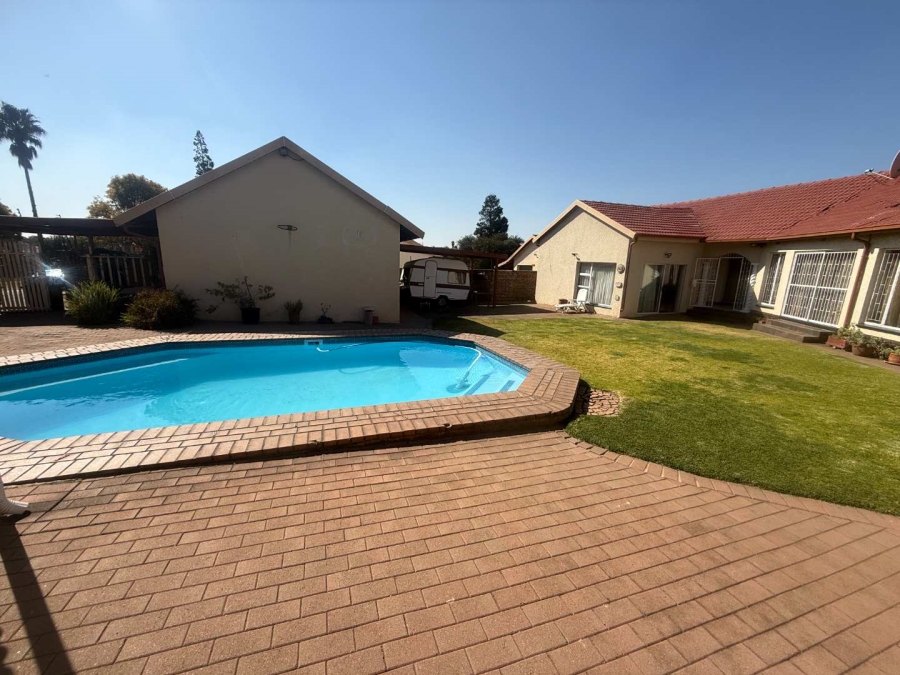5 Bedroom Property for Sale in Glen Marais Gauteng