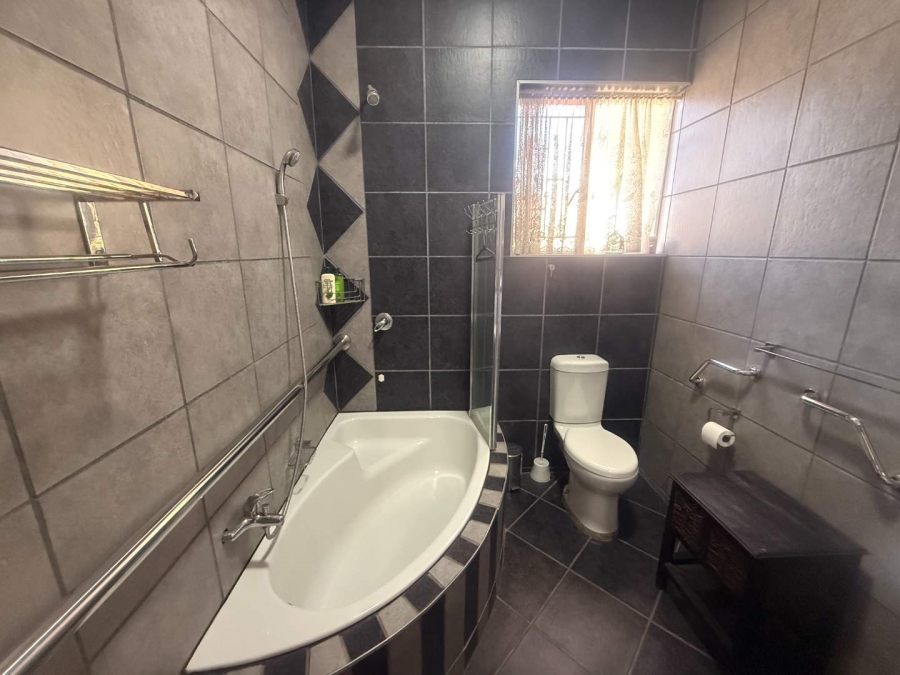 5 Bedroom Property for Sale in Glen Marais Gauteng