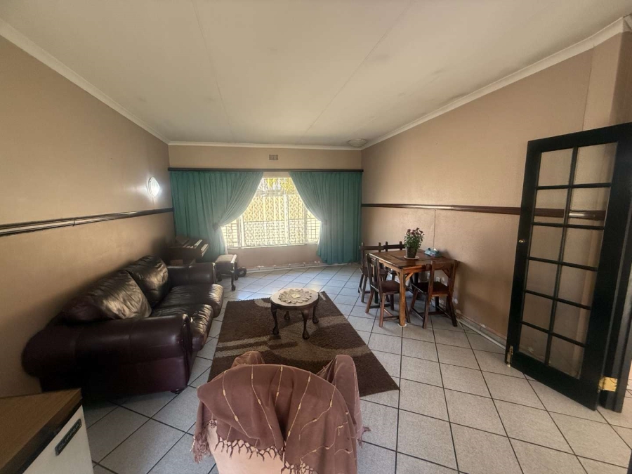5 Bedroom Property for Sale in Glen Marais Gauteng
