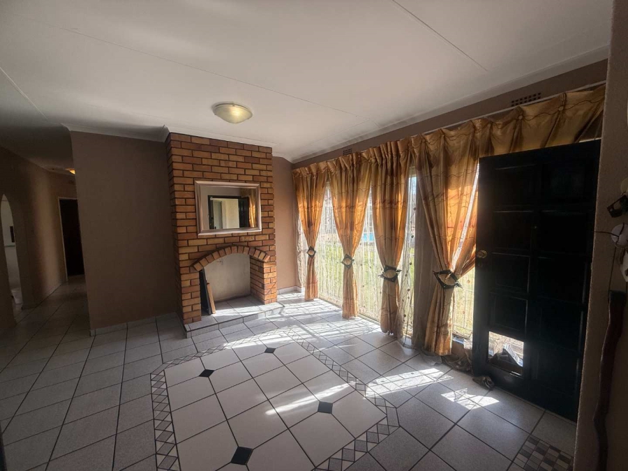 5 Bedroom Property for Sale in Glen Marais Gauteng