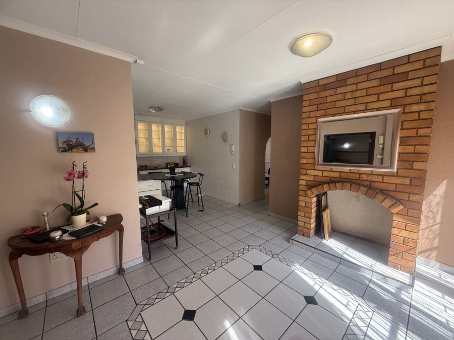 5 Bedroom Property for Sale in Glen Marais Gauteng