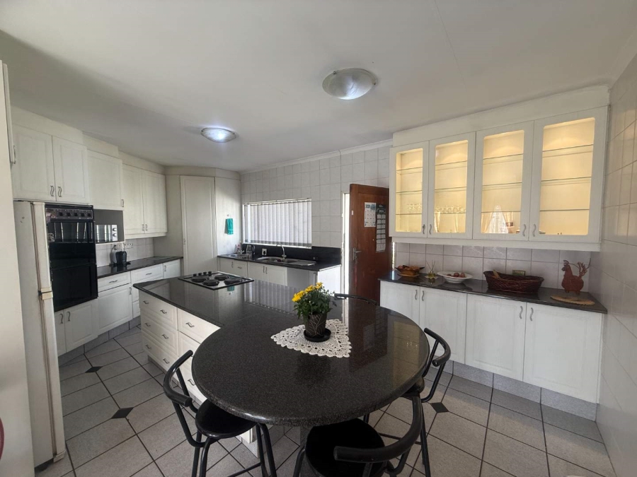 5 Bedroom Property for Sale in Glen Marais Gauteng