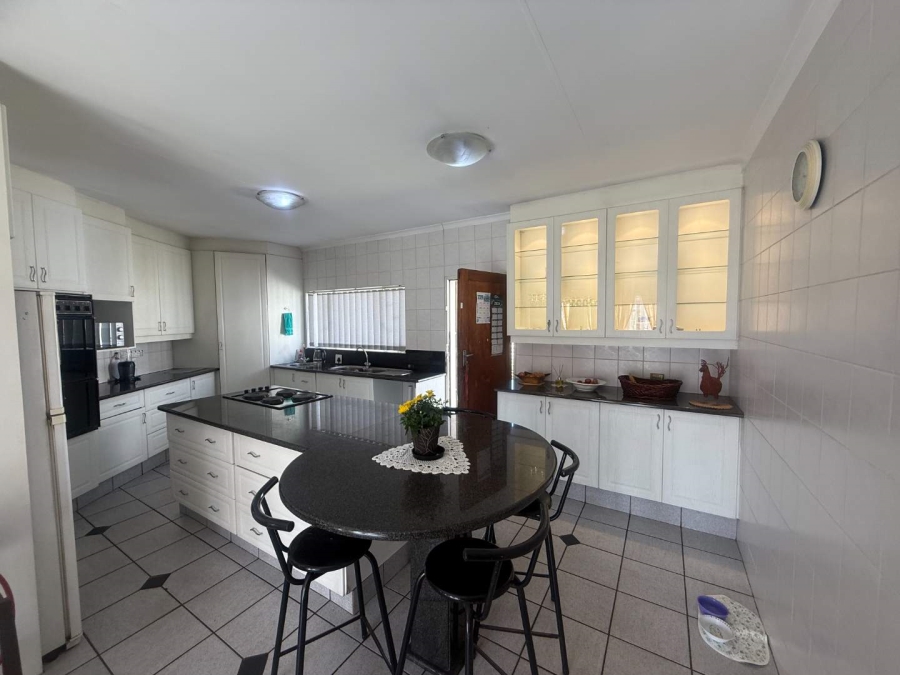 5 Bedroom Property for Sale in Glen Marais Gauteng