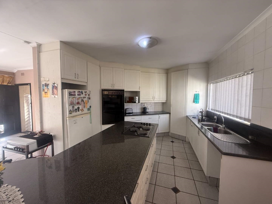 5 Bedroom Property for Sale in Glen Marais Gauteng