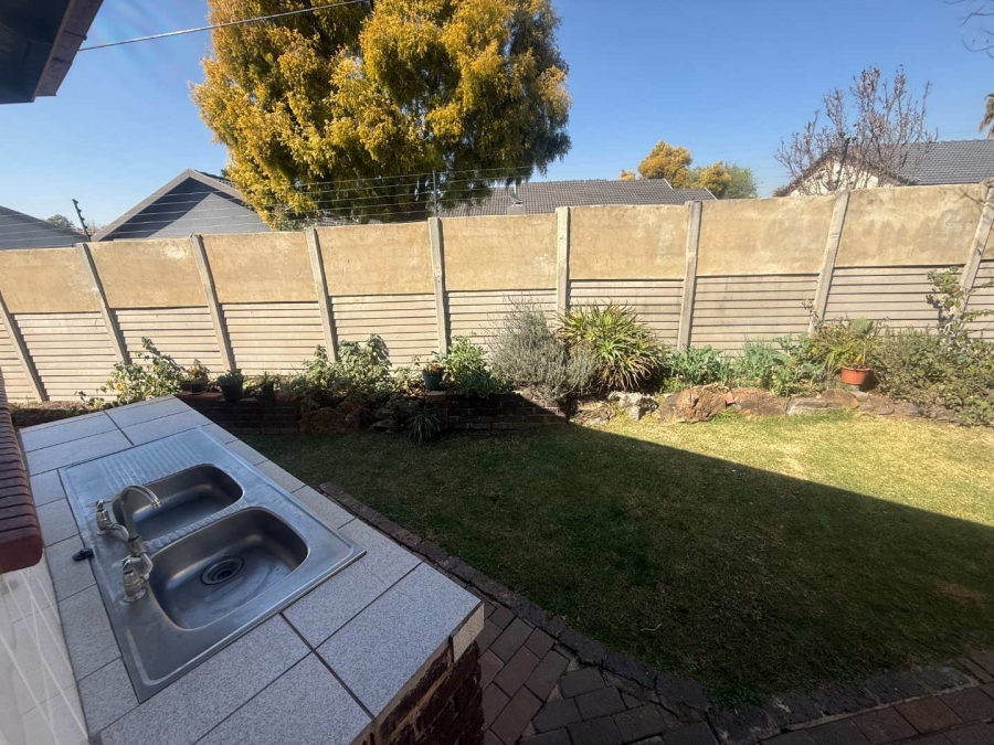 5 Bedroom Property for Sale in Glen Marais Gauteng