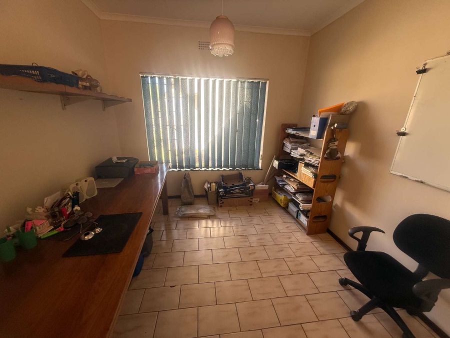 5 Bedroom Property for Sale in Glen Marais Gauteng