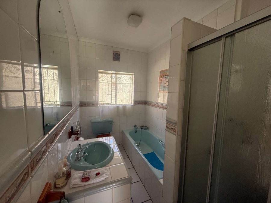 5 Bedroom Property for Sale in Glen Marais Gauteng