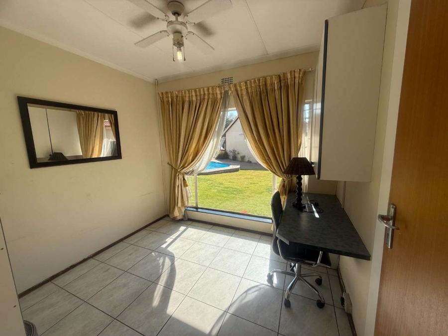 5 Bedroom Property for Sale in Glen Marais Gauteng