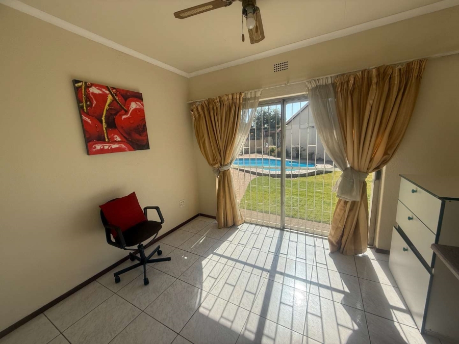 5 Bedroom Property for Sale in Glen Marais Gauteng