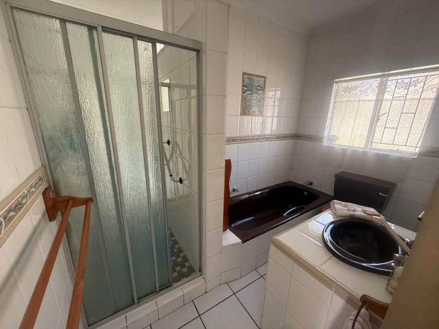 5 Bedroom Property for Sale in Glen Marais Gauteng