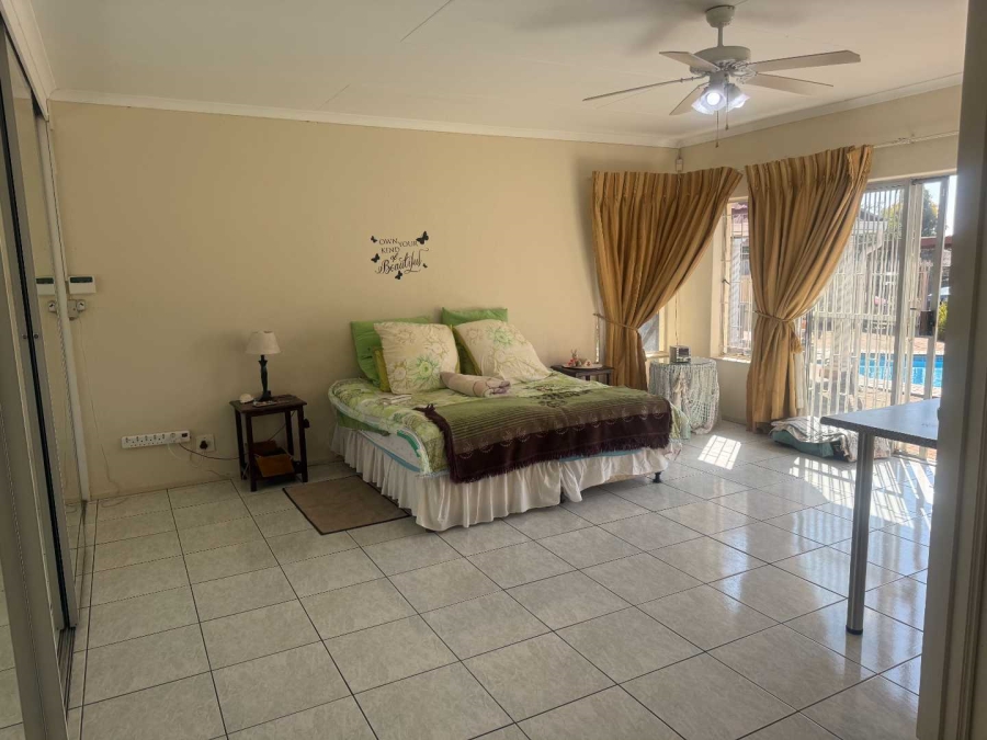 5 Bedroom Property for Sale in Glen Marais Gauteng