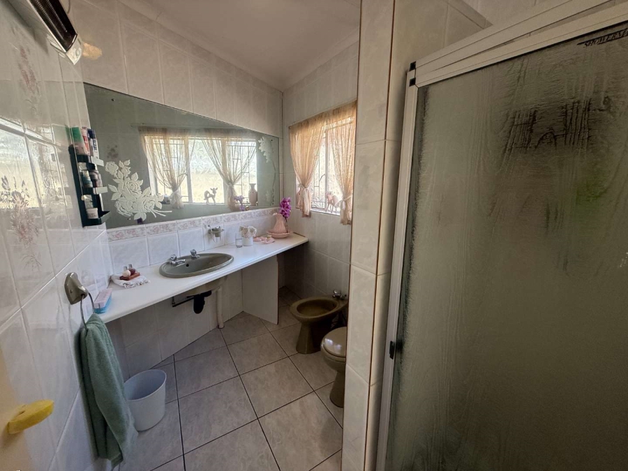 5 Bedroom Property for Sale in Glen Marais Gauteng