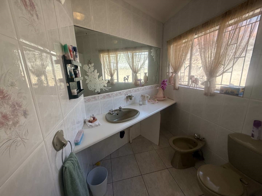 5 Bedroom Property for Sale in Glen Marais Gauteng