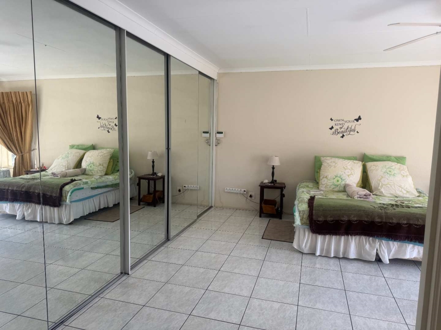 5 Bedroom Property for Sale in Glen Marais Gauteng